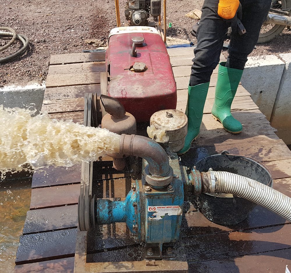 Pompe de drainage sur chantier d'assainissement